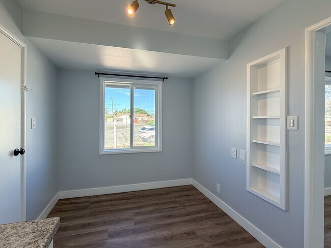 Building Photo - 502-504 E Hemlock- LT