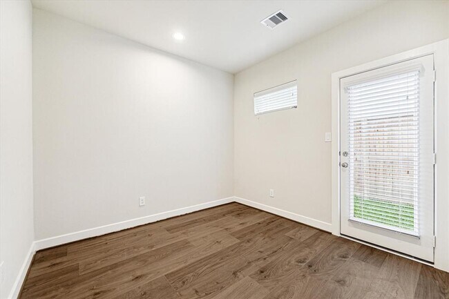 Foto del edificio - 6310 Brighton Oaks Ln