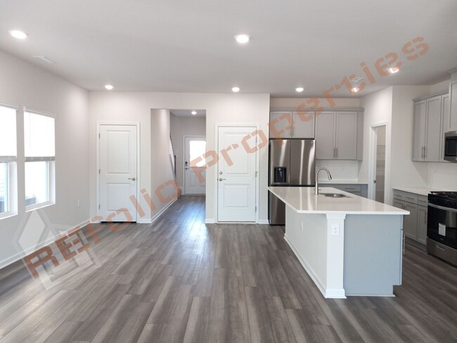 Building Photo - Beautiful 5 Bedroom 3 Bath 2-Car Garage Ho...