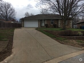 Building Photo - 601 Cypress Ave