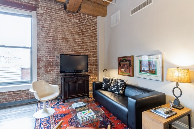 Foto del edificio - 308 W 8th St