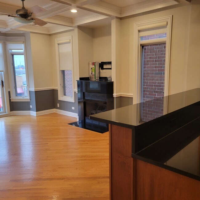 Building Photo - 2022 N Wood St