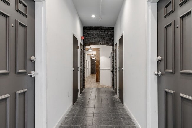 Interior Photo - 1401-1411 E Cary Street