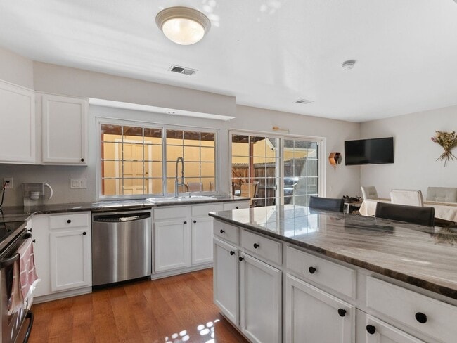 Foto del edificio - 2 Bedroom 3 Bathroom Remodeled Townhome in...