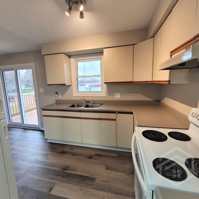 Building Photo - 2 Bedroom Apartment with Shed!!