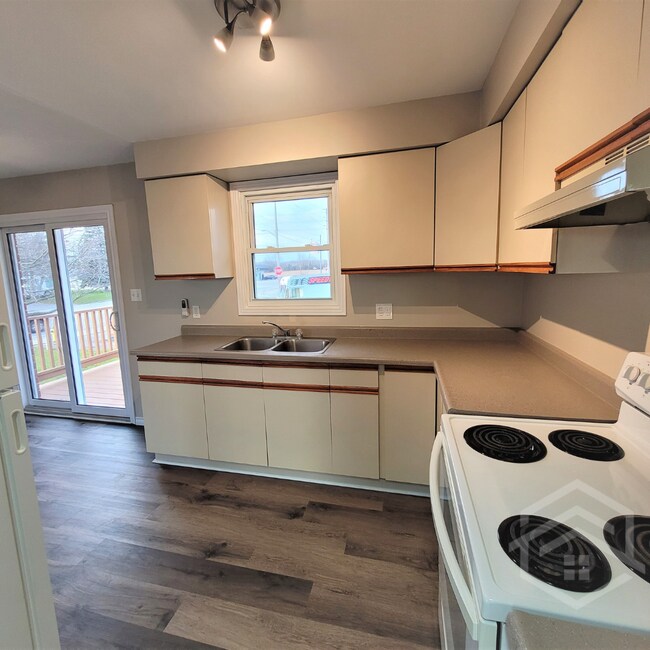 Photo du bâtiment - 2 Bedroom Apartment with Shed!!