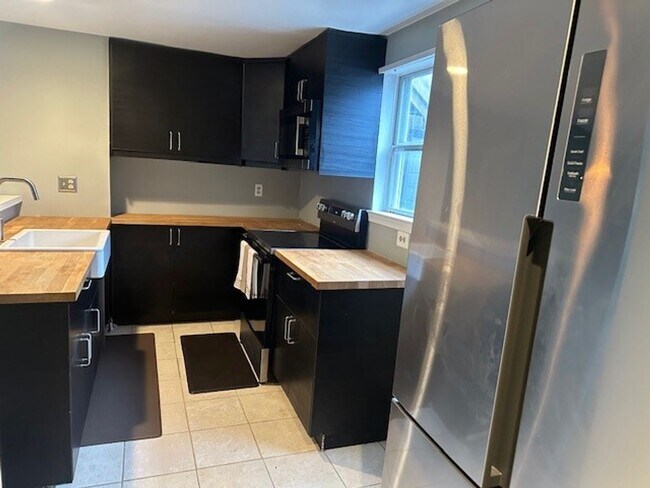 Building Photo - One level living in a spacious upgraded condo