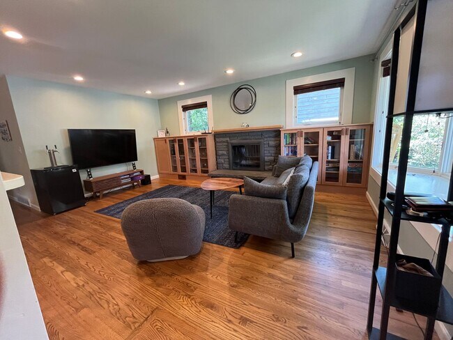 Foto del edificio - Beautiful 5-Bedroom Home in Desirable Boul...