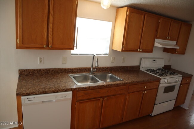 Building Photo - 5181 E Shirley Dr