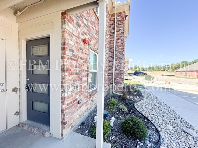 Building Photo - Hidden Creek, Unit 512 - 2 Bedroom, 2 Bathroom Beautiful Apartment Home in Ennis, TX! $500 OFF at...