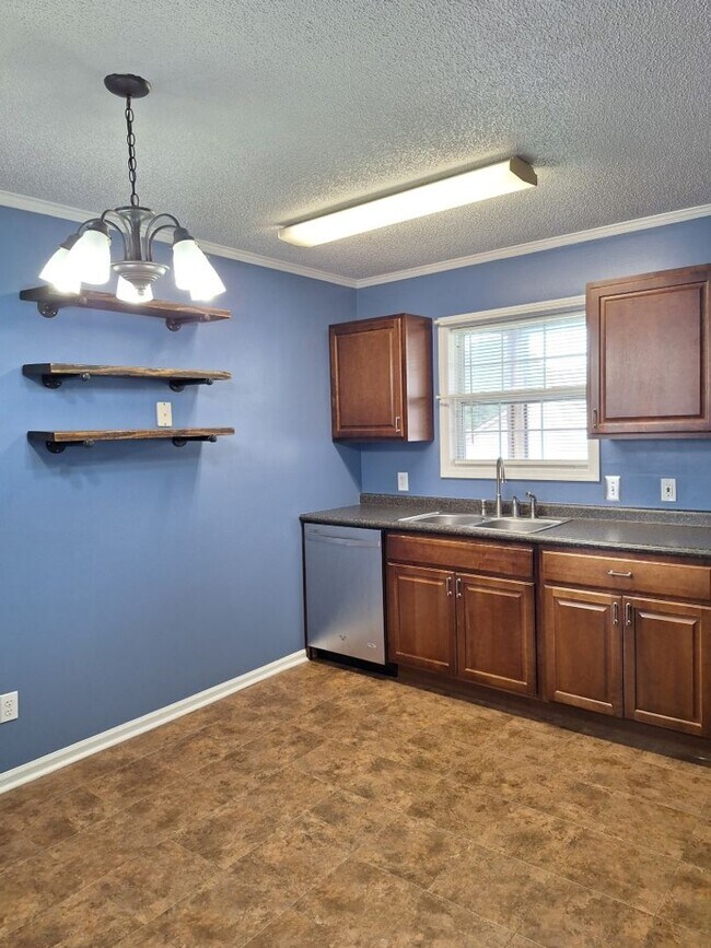 Foto del edificio - HOLIDAY MOVE IN SPECIAL. $500.00 OFF OF TH...