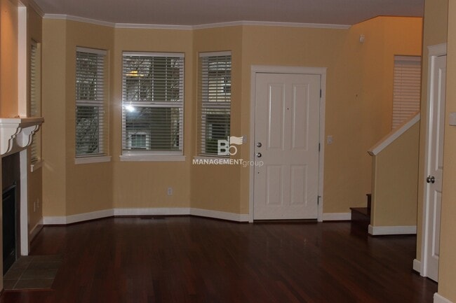 Building Photo - Light & Bright Forest Heights Home- Hardwo...