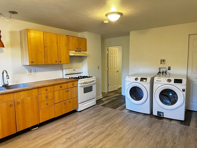 Foto del edificio - Spacious & Updated 2-Bedroom Apartment
