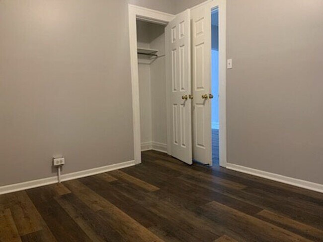 Building Photo - Cozy 3 Bedroom Off Broadway