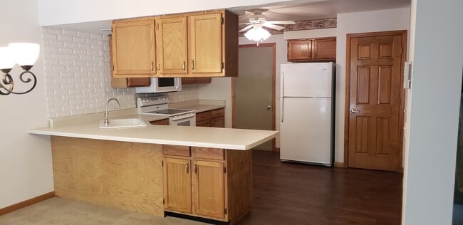 Building Photo - 123 Woodview Dr