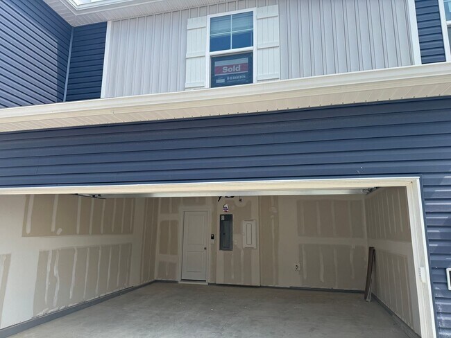 Building Photo - 1388 Marinelli Dr E