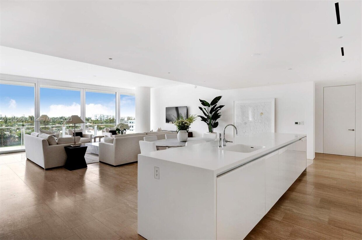 Foto principal - 9111 Collins Ave