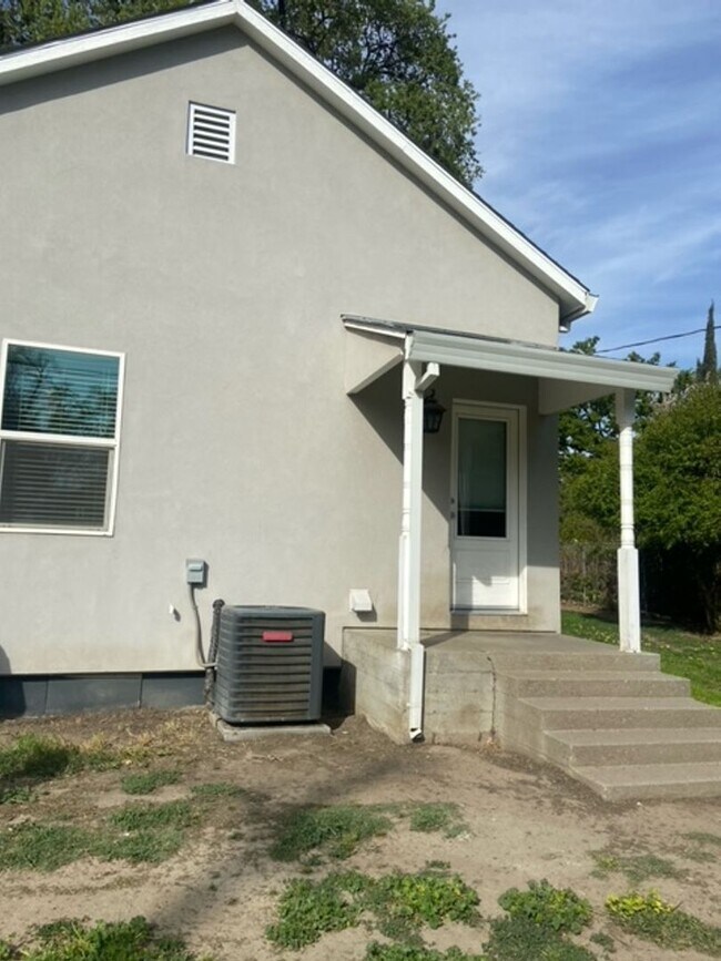 Foto del edificio - Modern Ease Meets Everyday Comfort in This Colusa Solar Home