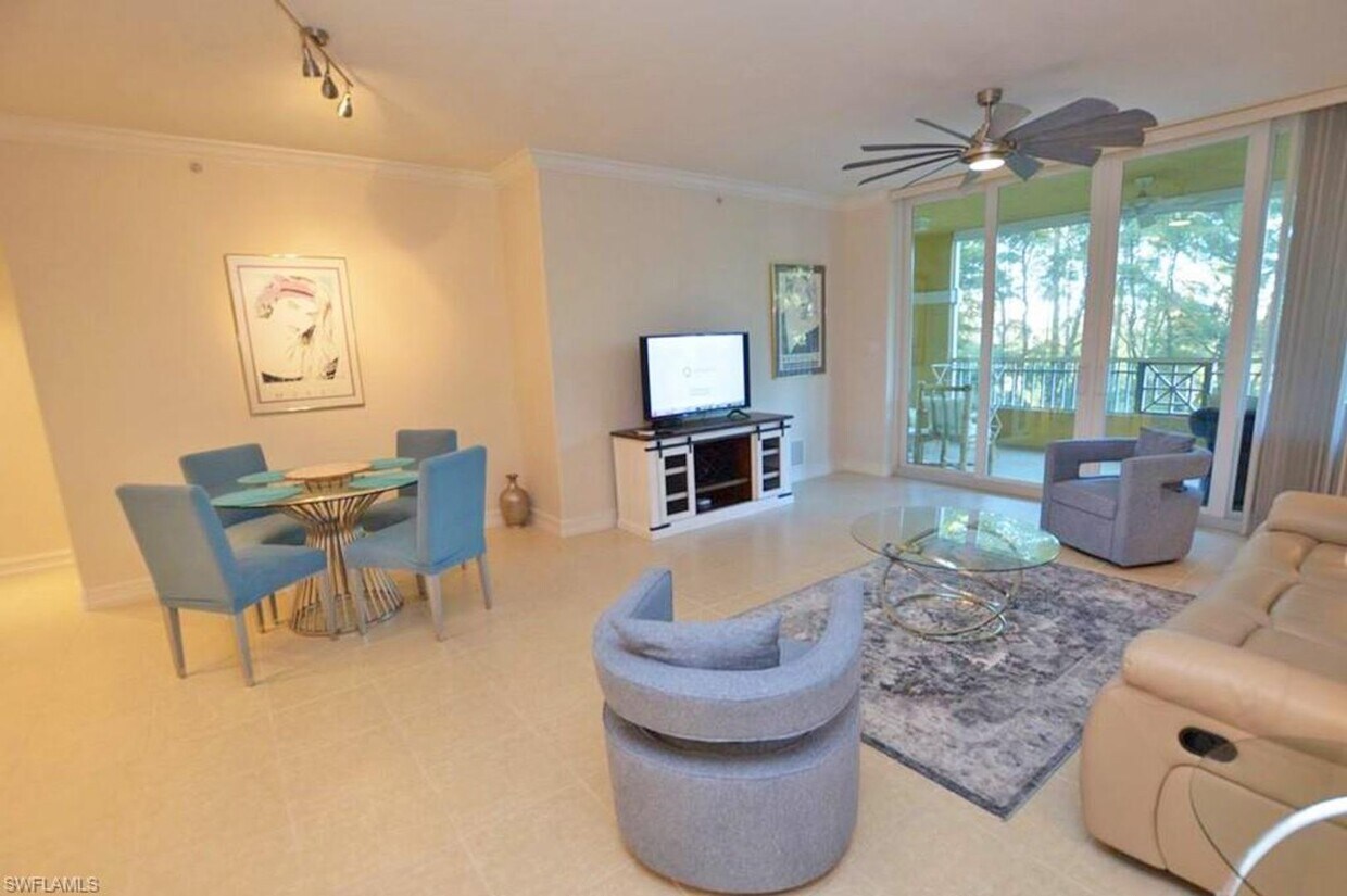 Primary Photo - Beautifully decorated split 2/2 in stunnin...