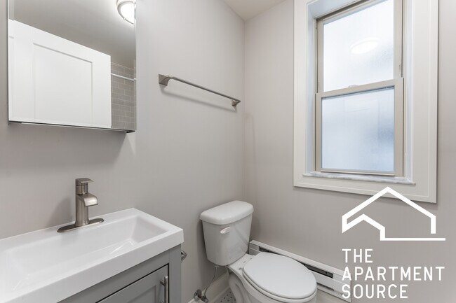 Building Photo - 630 W Wrightwood Ave