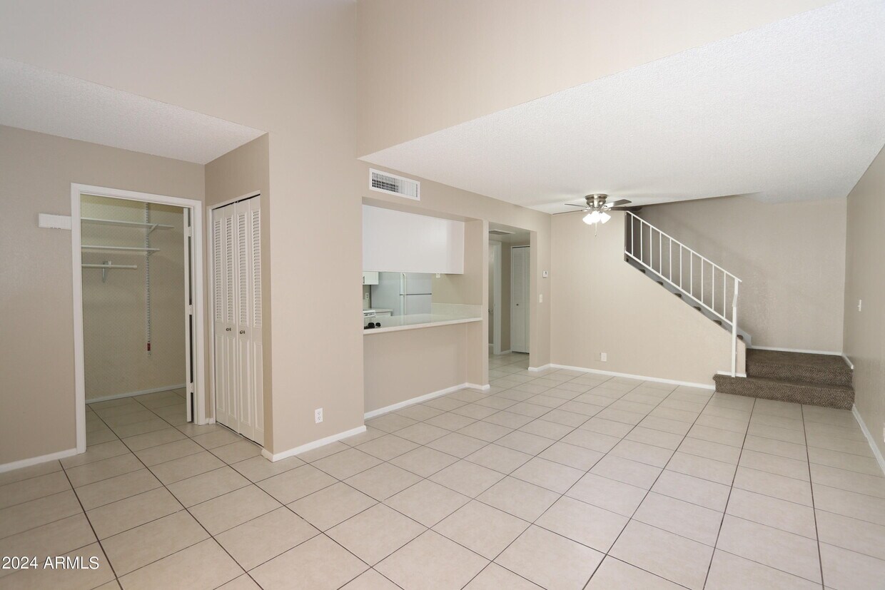Primary Photo - 1342 W Emerald Ave