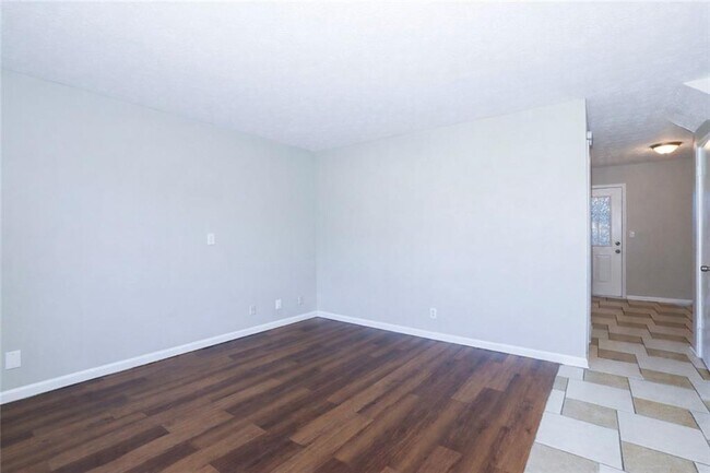 Foto del edificio - 320 Sprucewood Ct