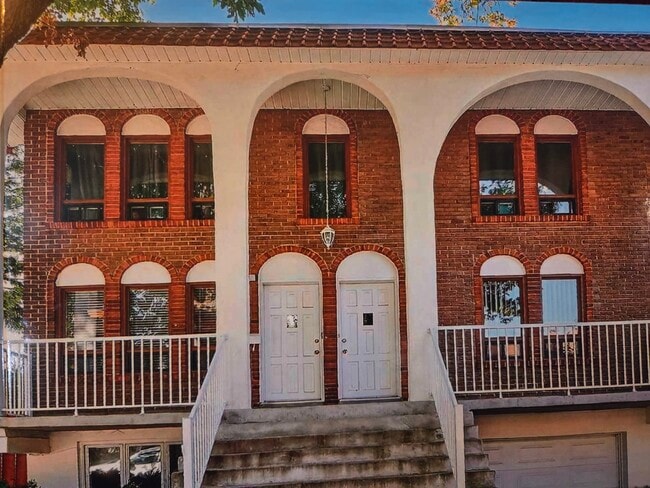 Building Photo - 1092 Av 7E