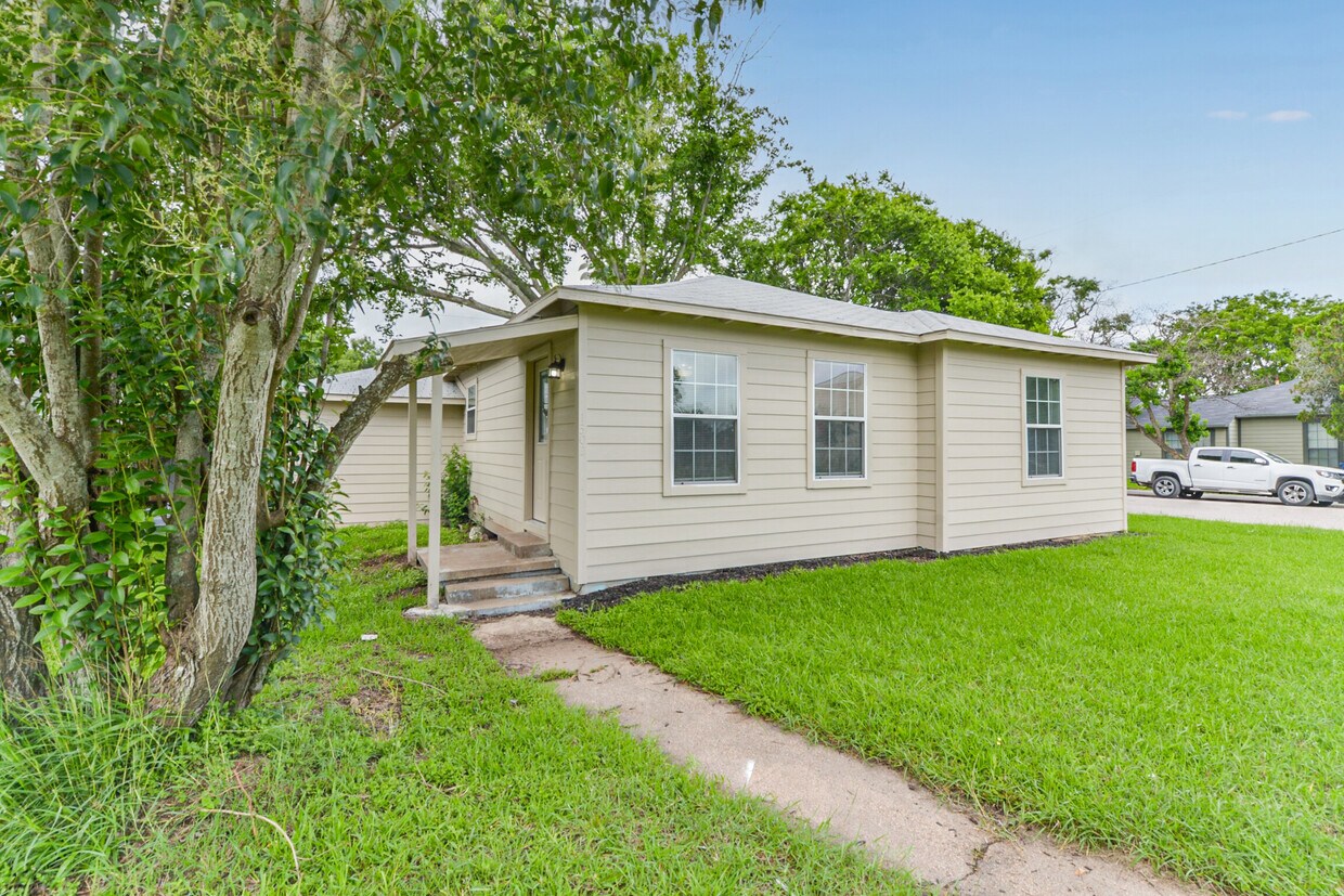 Primary Photo - 1302 W 8th St, Freeport, TX 77541