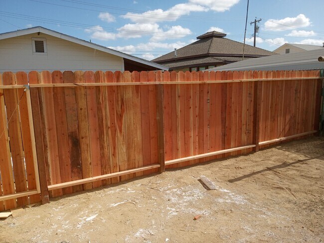 Puerta trasera - 327 Adeline St