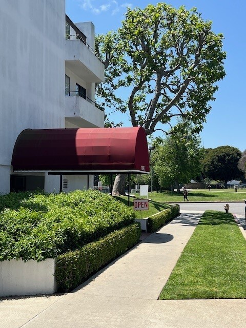 Building Photo - 10990 Rochester Ave