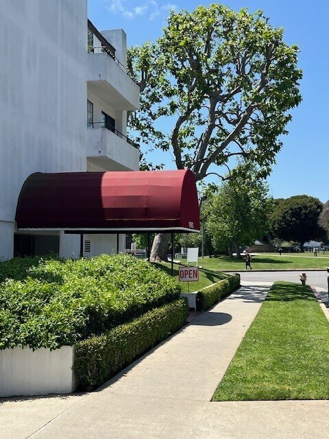 Foto del edificio - 10990 Rochester Ave