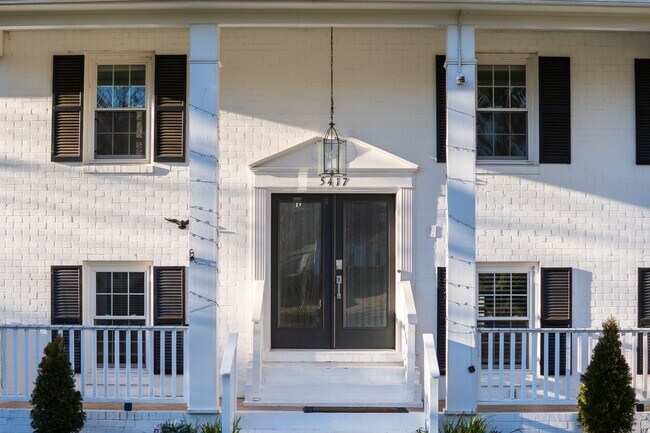 Foto del edificio - Beautiful 5 Bedroom Home in North Durham