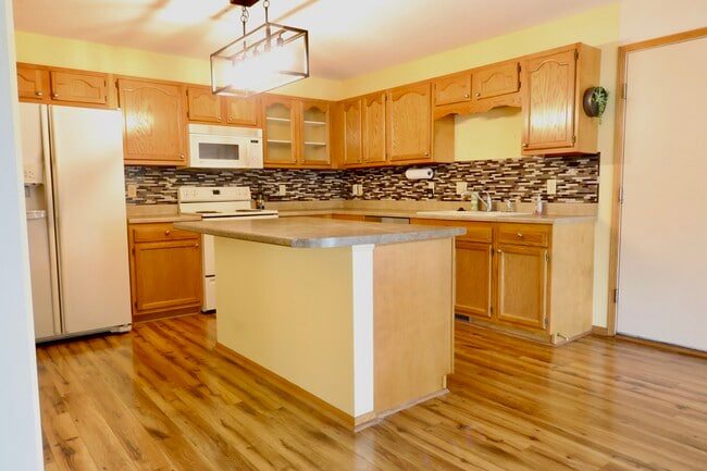 Kitchen - 9817 Suncrest Ln