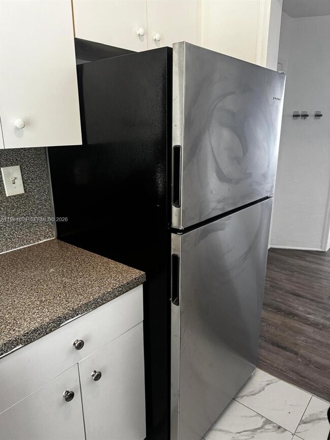 Foto del edificio - 8110 Crespi Blvd