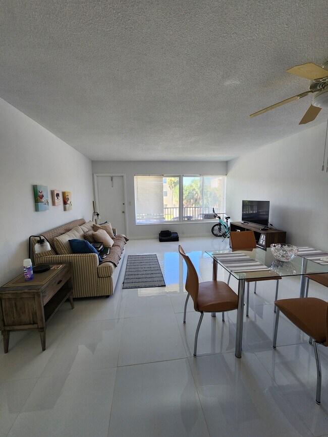 Foto del edificio - 1400 NE 169th St