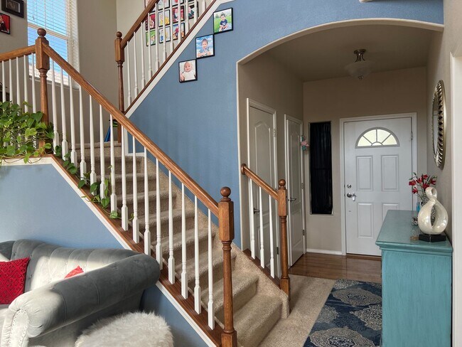 Building Photo - 4 Bedroom Home close to Peterson SFB
