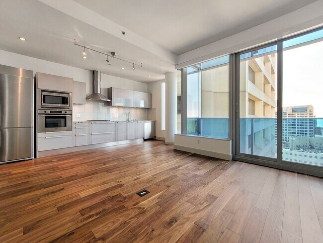 Foto del edificio - 25th West facing luxury unit located top of Hyatt Hotel!