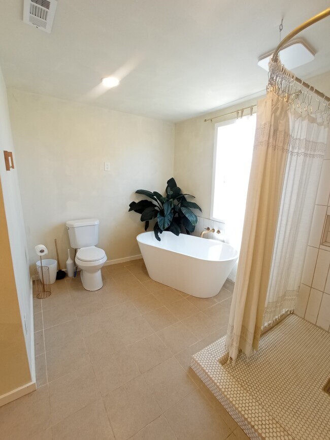 Foto del edificio - 2826 E 7th St