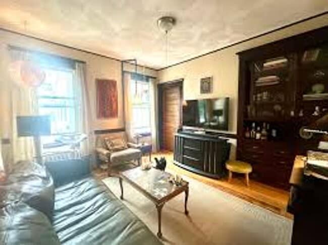Foto del edificio - No Brokers Fee, Oak Sq. Area, Porch, Eat-i...