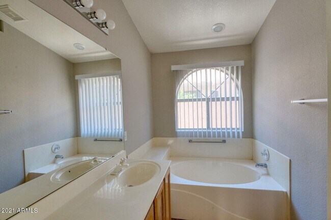 Foto del edificio - Lovely Home in COYOTE LAKES UNIT 1