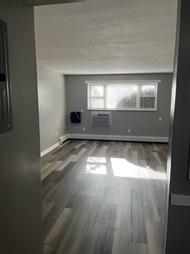 Livingroom/Bedroom - D1 Colonial Dr