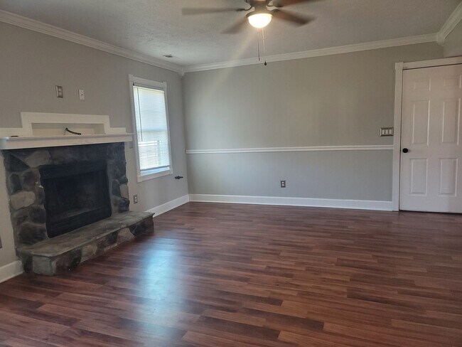 Foto del edificio - New to the Rental Market!  3 Bdrm/ 2.5 Bath Tri-Level Home! Located in Quiet Neighborhood!
