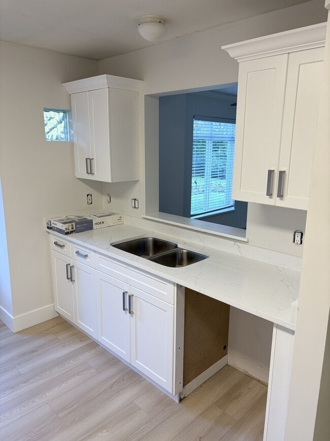 Building Photo - 32085-32085 George Ferguson Way