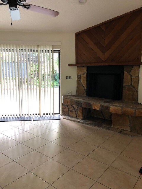 Raised'Fireplace - 4010 76th St W