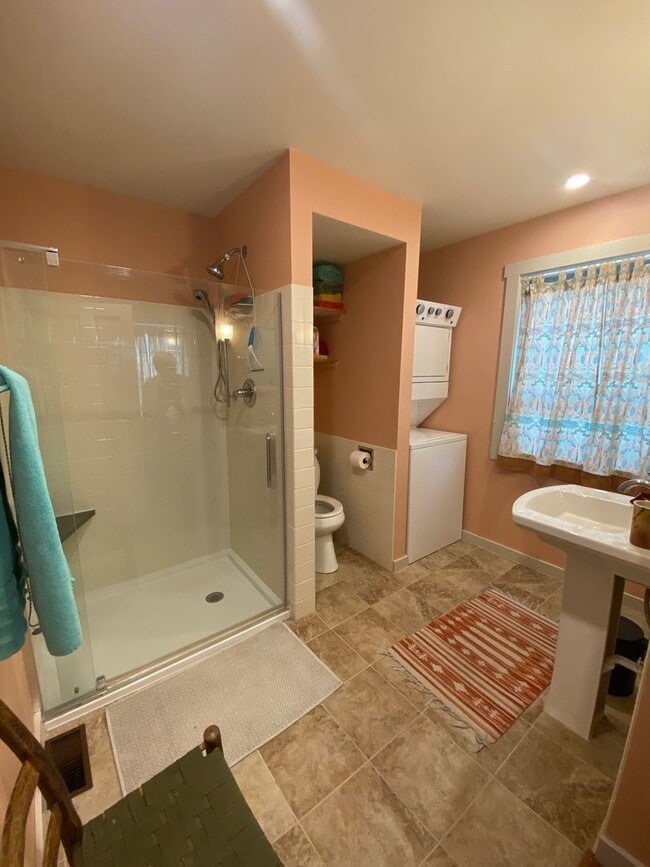 Building Photo - Furnished One Bedroom plus Office One Bath...