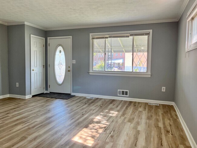 Photo - Charming 3 Bedroom/ 2.5 Bathroom in Middle... House