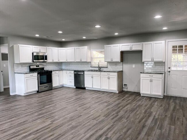 Building Photo - 1006 Swanner Dr