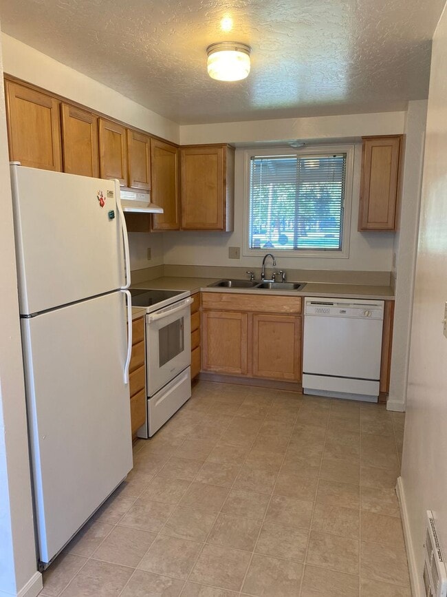 Building Photo - Great 2 bed-1 bath townhome in Cottage Grove!
