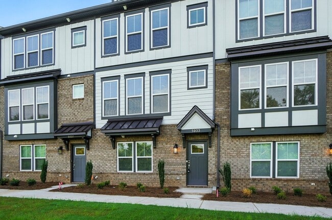 Building Photo - Brand-new three-story townhome in the Univ...