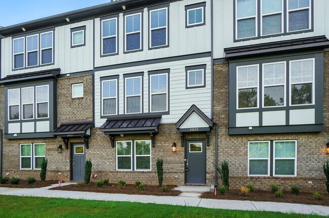 Foto del edificio - Brand-new three-story townhome in the Univ...